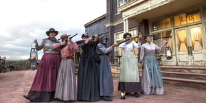 Szene aus der Serie: sieben Frauen mit Gewehren