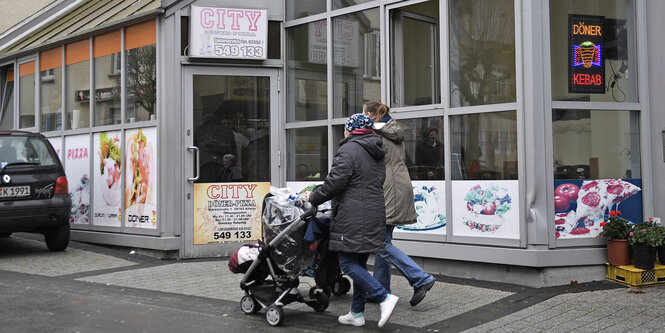 Zwei Frauen gehen an einem Döner-Imbiss vorbei