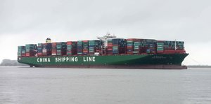 Ein vollbelandenes Containerschiff liegt gestrandet in der Elbe bei Hamburg