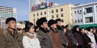 Nordkoreaner auf einem Platz