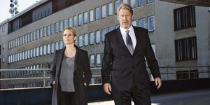 Eine Frau und ein Mann vor einem grauen Gebäude