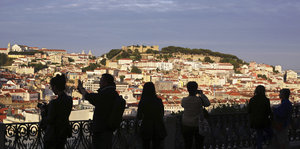 Menschen fotografieren Lissabon im Abendlicht