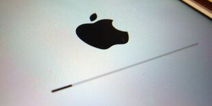 Apple-Logo und Update-Fortschrittsbalken auf einem Computermonitor