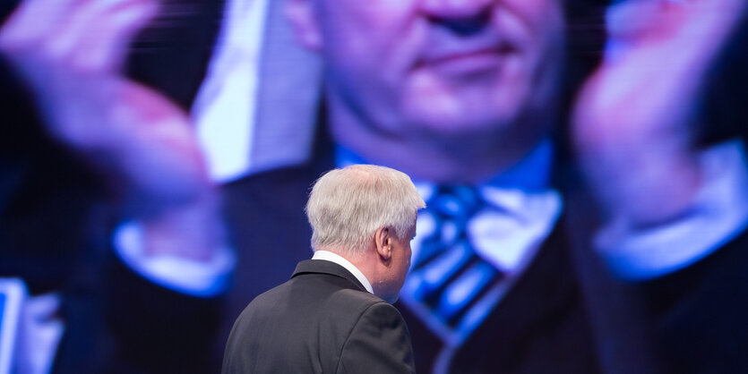 Horst Seehofer von hinten fotografiert