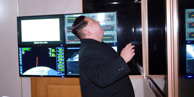 Kim Jong Un jubelnd vor einem Bildschirm
