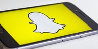 Foto von einem Smartphone mit dem Logo von Snapchat