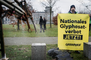 Ein Mann hält ein Schild, auf dem steht: Nationales Glyphosatverbot jetzt.