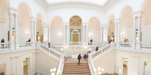 Der Eingangsbereich der Bibliotheca Albertina mit seinen Treppen.