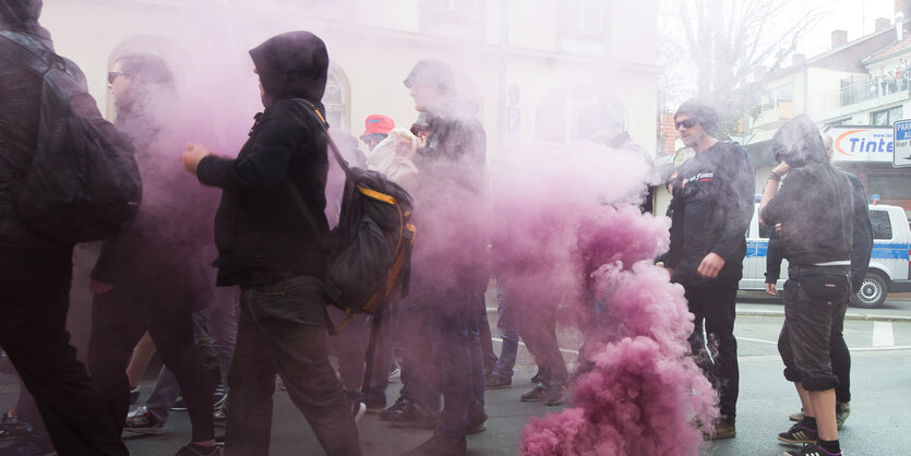 Rauchtöpfe qualmen bei einer linken Demo