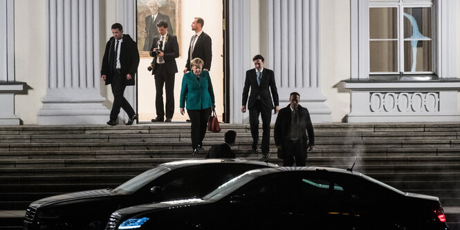 Merkel und andere verlassen das Schloss Bellevue