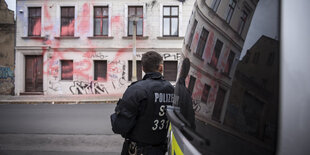 Ein Polizist steht vor dem Haus, das die Identitäre Bewegung besetzt hat.