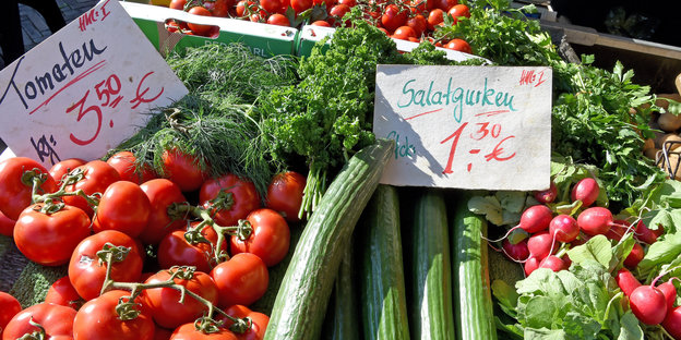 Gurken und Tomaten auf dem Markt