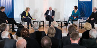 Steinmeier, eine Moderatorin, drei Schriftsteller und Publikum