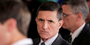 Michael Flynn steht zwischen zwei Männern