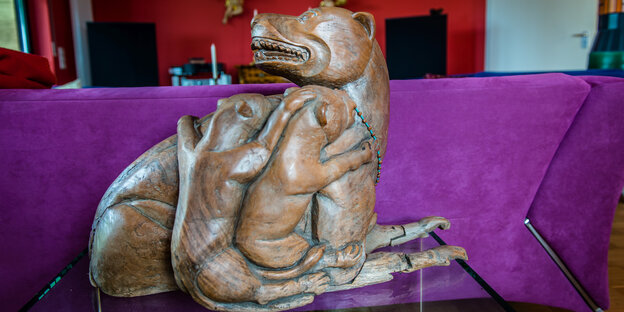 Eine Tierskulptur steht auf einem Glastisch Eine Tierskulptur steht auf einem Glastisch