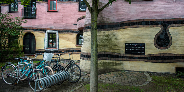 Vor dem Hundertwasserhaus stehen Fahrräder Vor dem Hundertwasserhaus stehen Fahrräder