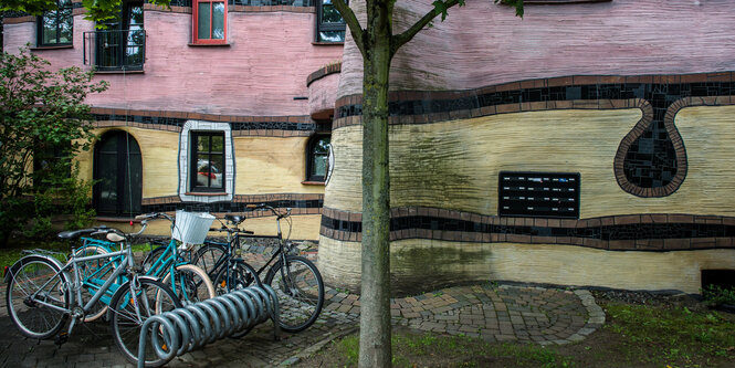 Vor dem Hundertwasserhaus stehen Fahrräder