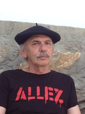 Peter Krauth mit Hut und "Allez"-Shirt blickt in die Kamera