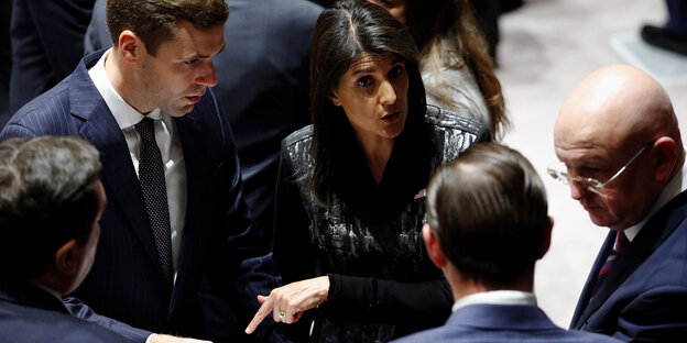 US-Botschafterin Nikki Haley redet mit mehreren Männern