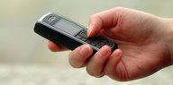 Eine Person hält ein Nokia-Testentelefon in der Hand