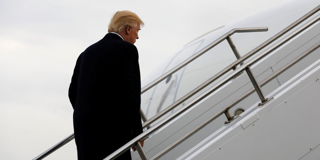 Trump steigt die Treppe zu einem Flugzeug hoch