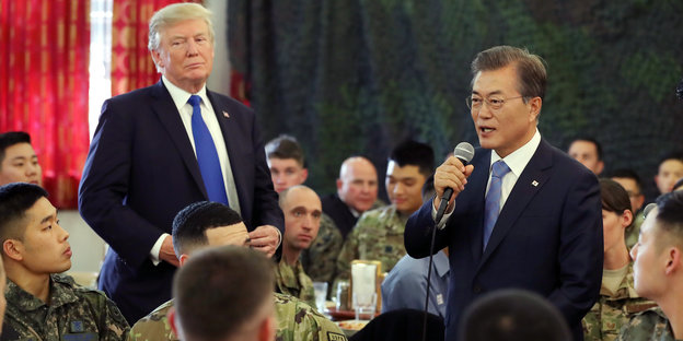 Donald Trump und Südkoreas Präsident Moon Jae In sprechen auf dem Stützpunkt Camp Humphreys