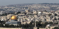Blick vom Ölberg auf Jerusalem, links ist die vergoldete Kuppel des Felsendoms zu sehen
