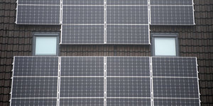 Eine Photovoltaikanlage auf einem Dach