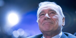 Pietro Grasso lächelt im Scheinwerferlicht