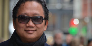 Ein Mann mit Sonnenbrille in Nahaufnahme, es ist Trinh Xuan Thanh.