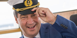Markus Söder posiert mit einer Kapitänsmütze