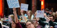 Delegierte halten auf dem Juso-Bundeskongress Schilder mit ihrem Nein zur Großen Koalition hoch