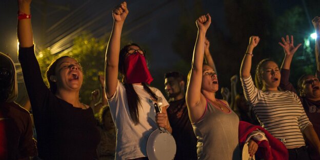Demonstrantinnen mit erhobenem Arm
