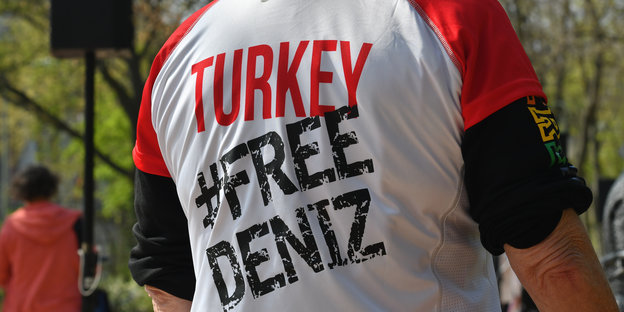 Protestshirt mit dem Aufdruck "Free Deniz"