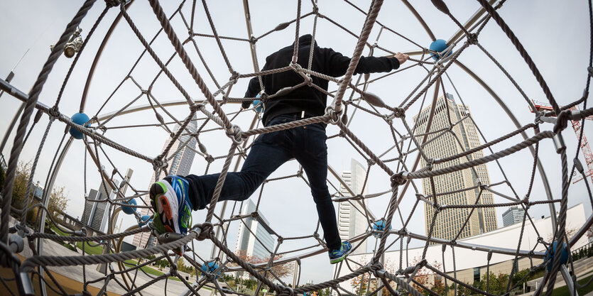 Klettergerüst mit vielen Seilen, die wie ein Spinnennetz aussehen