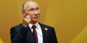 Putin mit erhobenem Zeigefinger im Porträt