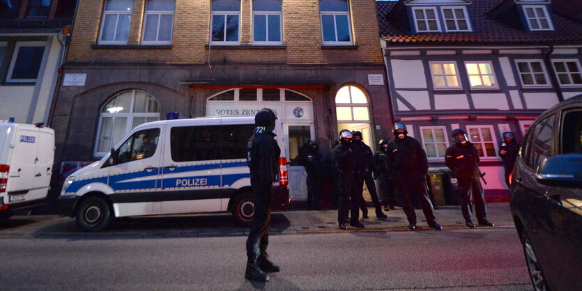 Polizisten vor einem Haus