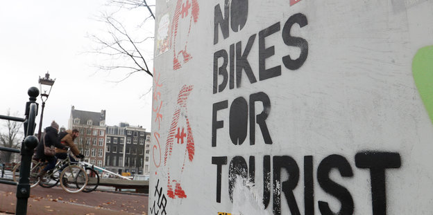 Aufschrift "No bikes for Tourists", dahinter ein Rad