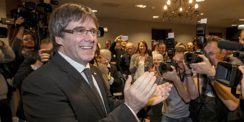 Carles Puigdemont von Fotografen umringt