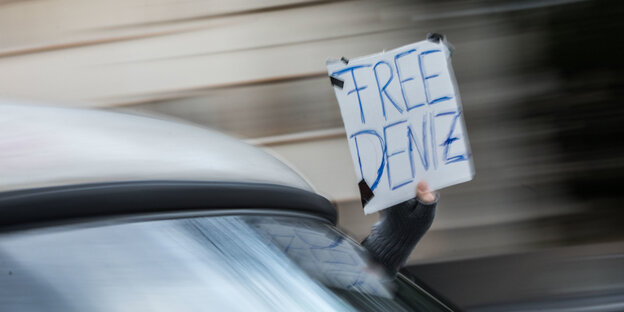 "Free Deniz" steht auf dem Plakat eines Teilnehmers an einem Autokorso aus Solidarität mit Deniz Yücel "Free Deniz" steht auf dem Plakat eines Teilnehmers an einem Autokorso aus Solidarität mit Deniz Yücel