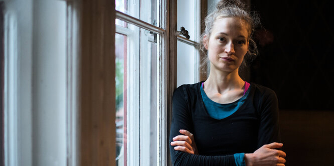 Buchautorin Ilan Stephani steht in einem Café in Berlin