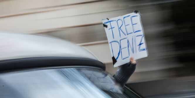 "Free Deniz" steht auf dem Plakat eines Teilnehmers an einem Autokorso aus Solidarität mit Deniz Yücel