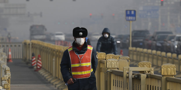 Menschen mit Atemmaske im Smog