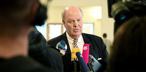 Schleswig-Holsteins Innenminister Grote vor der Presse