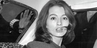 Schwarz-weiß-Bild von Christine Keeler in einem Auto sitzend