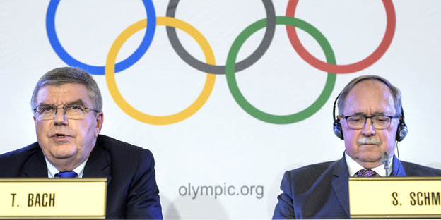 Foto mit IOC-Präsident Thomas Bach und dem Leiter der Untersuchungskommission Samuel Schmid am Dienstag in Lausanne