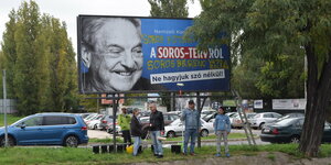 Ein Plakat, das George Soros im Porträt abbildet, daneben ungarische Schrift