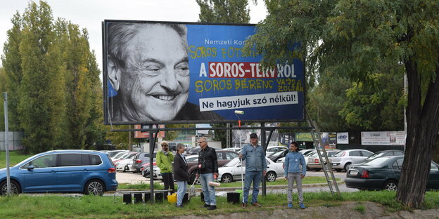 Ein Plakat, das George Soros im Porträt abbildet, daneben ungarische Schrift