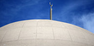 Kuppel einer Moschee vor blauem Himmel