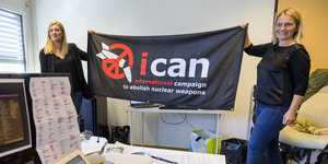 ICAN-Kampaignerinnen halten ein Transparent hoch